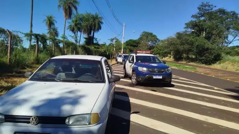 Ex-policial é ferido em assalto a carro; veículo é abandonado e recuperado em Batatais