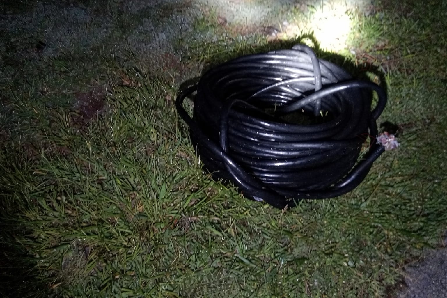 Homem morre eletrocutado ao tentar furtar fios em rodovia na madrugada