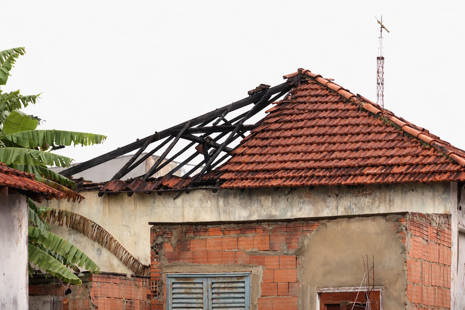 Incêndio destrói telhado de imóvel abandonado nos Campos Elíseos em Ribeirão Preto