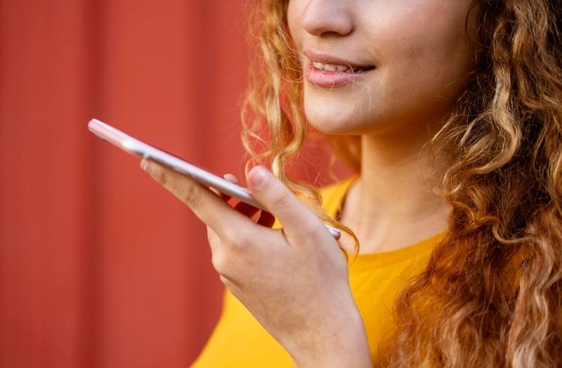 Uso excessivo de áudios e reuniões acende alerta para saúde vocal na rotina digital