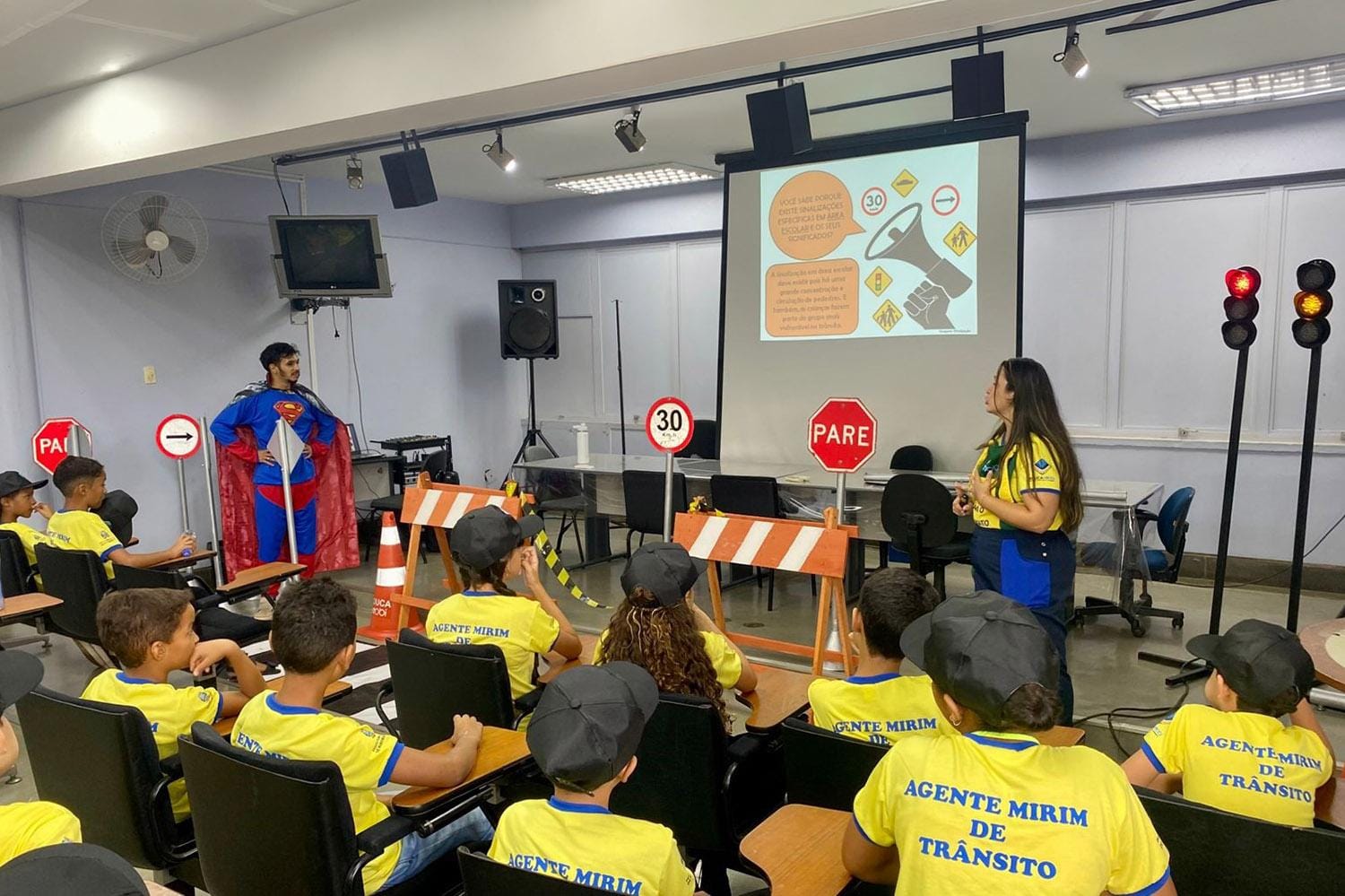 Projeto Agente Mirim forma 80 alunos em aula sobre travessia e sinalização