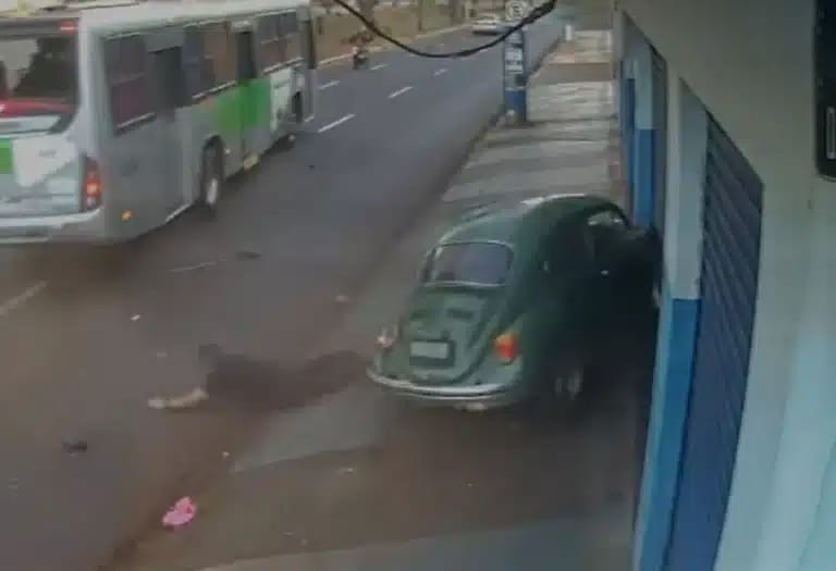 Motorista ejetado de Fusca após falha de freio em Ribeirão Preto passa bem e mantém casamento marcado