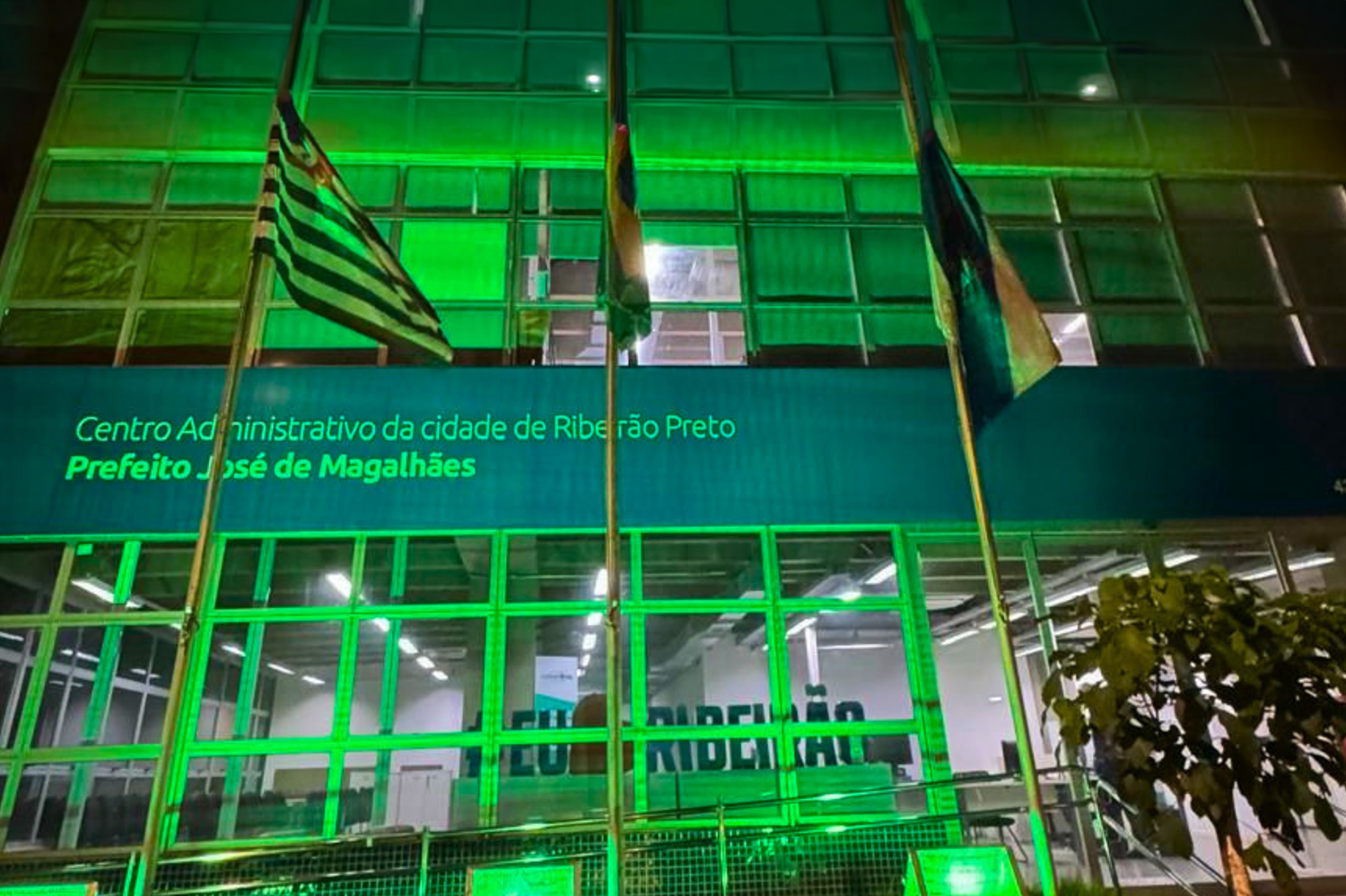Ribeirão Preto acende pontos públicos em verde para reforçar prevenção de acidentes e saúde mental no trabalho