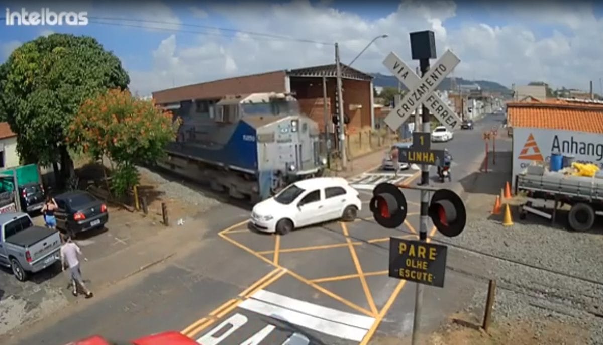 Carro com pane é atingido por trem em passagem de nível de Itirapina