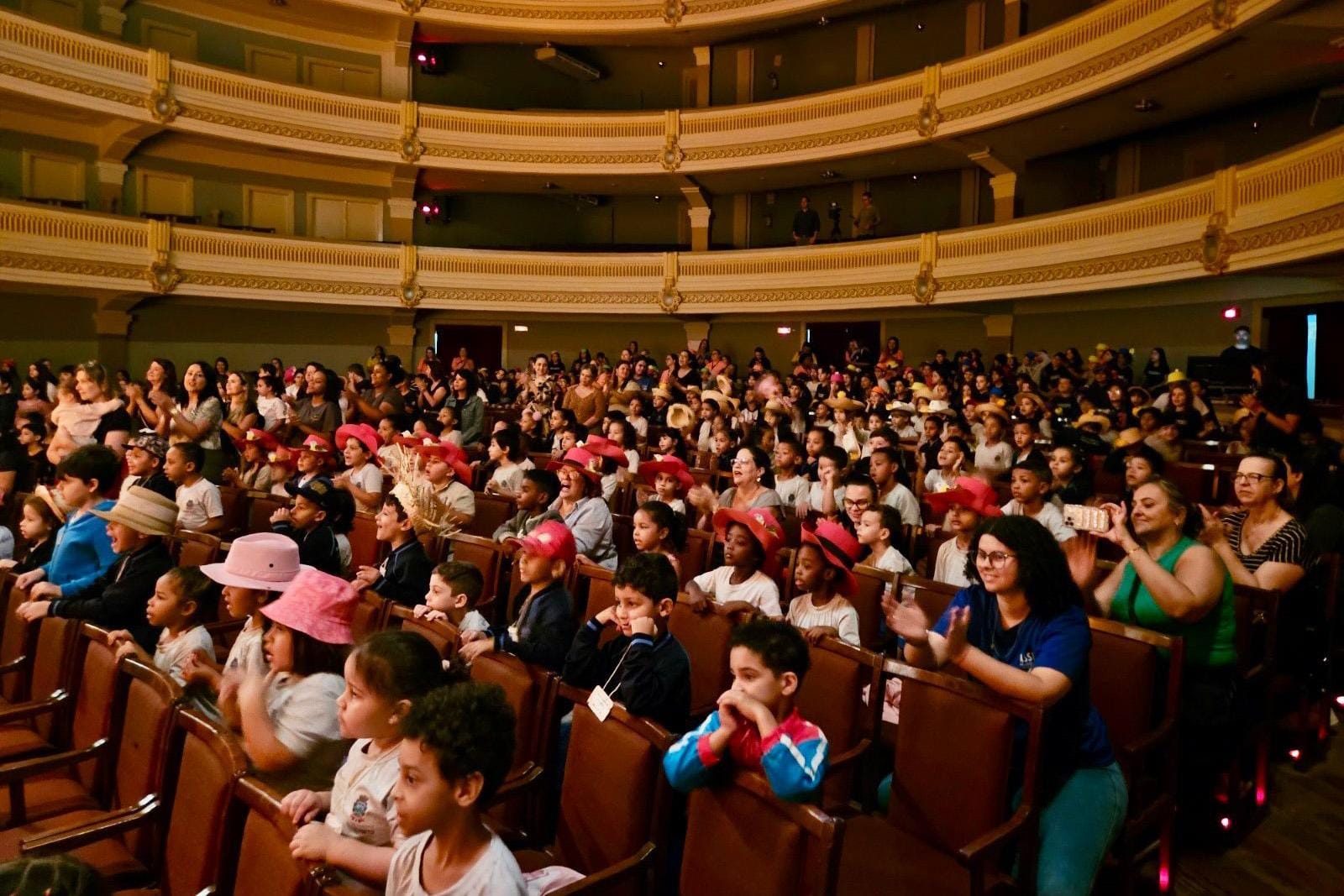 Projeto Crianceiras leva poesia de Mario Quintana ao Theatro Pedro II para 700 alunos