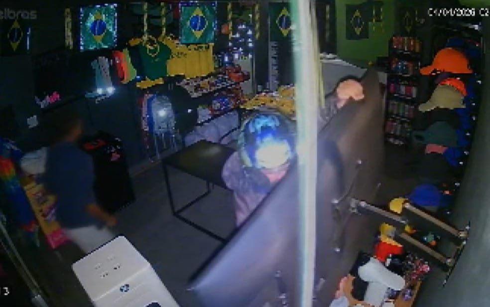 Quadrilha arromba loja no City Ribeirão e leva cerca de R$ 60 mil em mercadorias