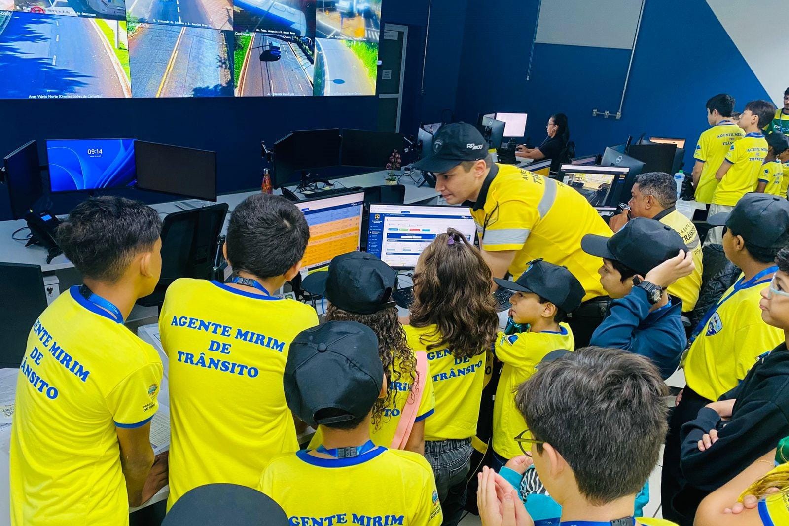 Alunos participam de visita técnica ao Centro de Controle e conhecem rotina da mobilidade em Ribeirão Preto