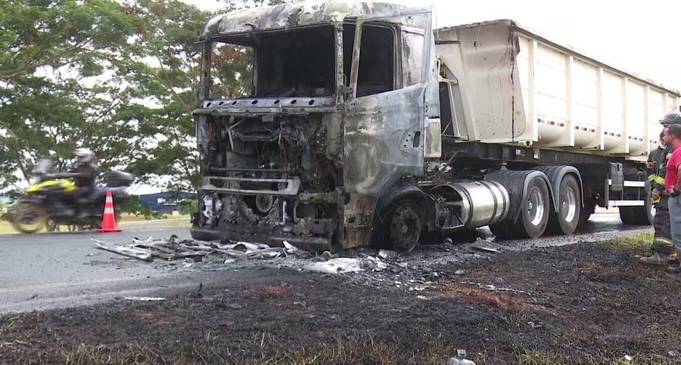 Caminhão carregado com 45 toneladas de açúcar pega fogo na Anhanguera em Ribeirão Preto
