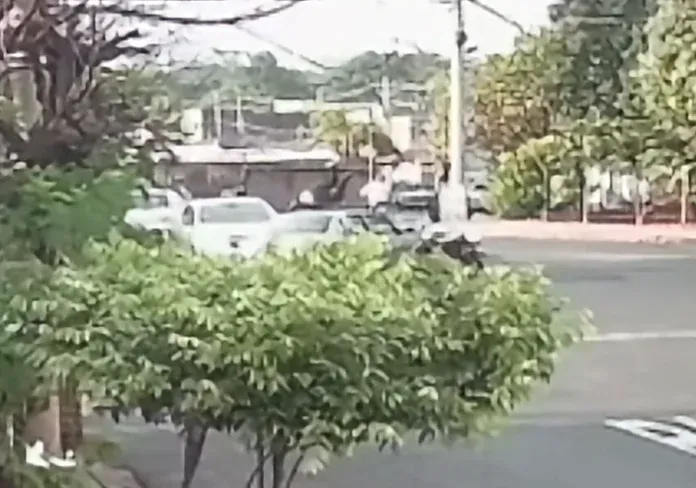 Motociclista fica ferido após colisão com carro na rua Porto Seguro, em Ribeirão Preto