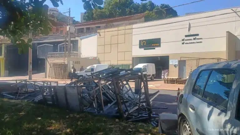 Acidente com carga metálica causa transtornos na Avenida Caramuru
