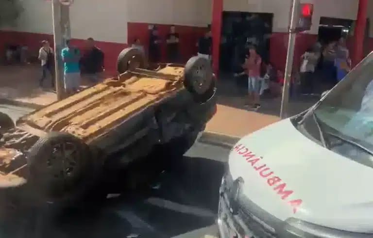 Carro capota após colisão no centro de Ribeirão Preto; motorista teve ferimentos leves