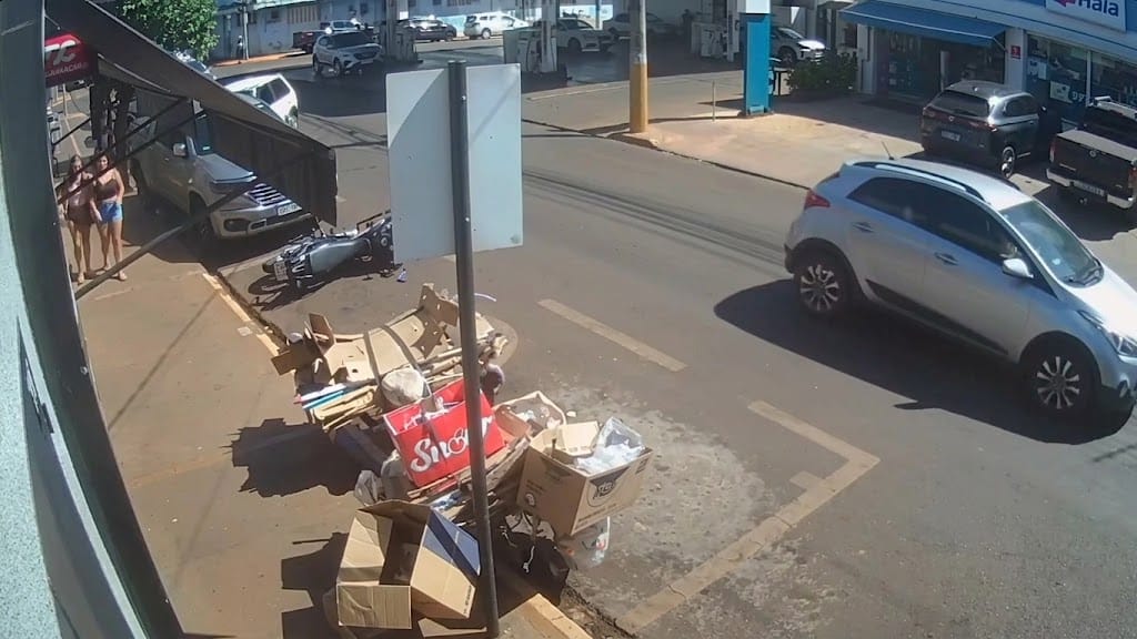 Carro perde controle e bate em veículos estacionados no centro de Pitangueiras!