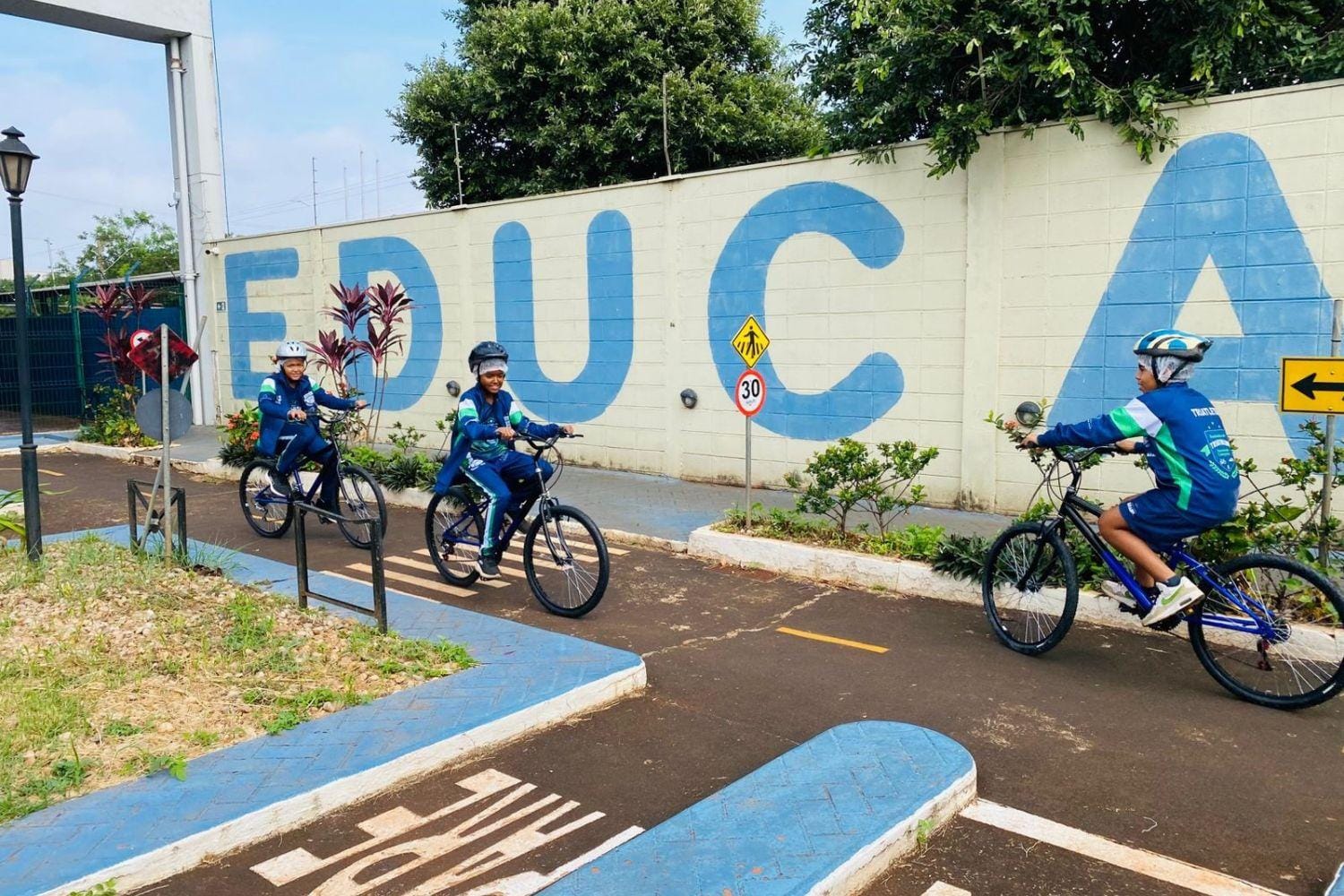 Crianças da equipe Cava do Bosque participam de ações educativas de trânsito da RP Mobi