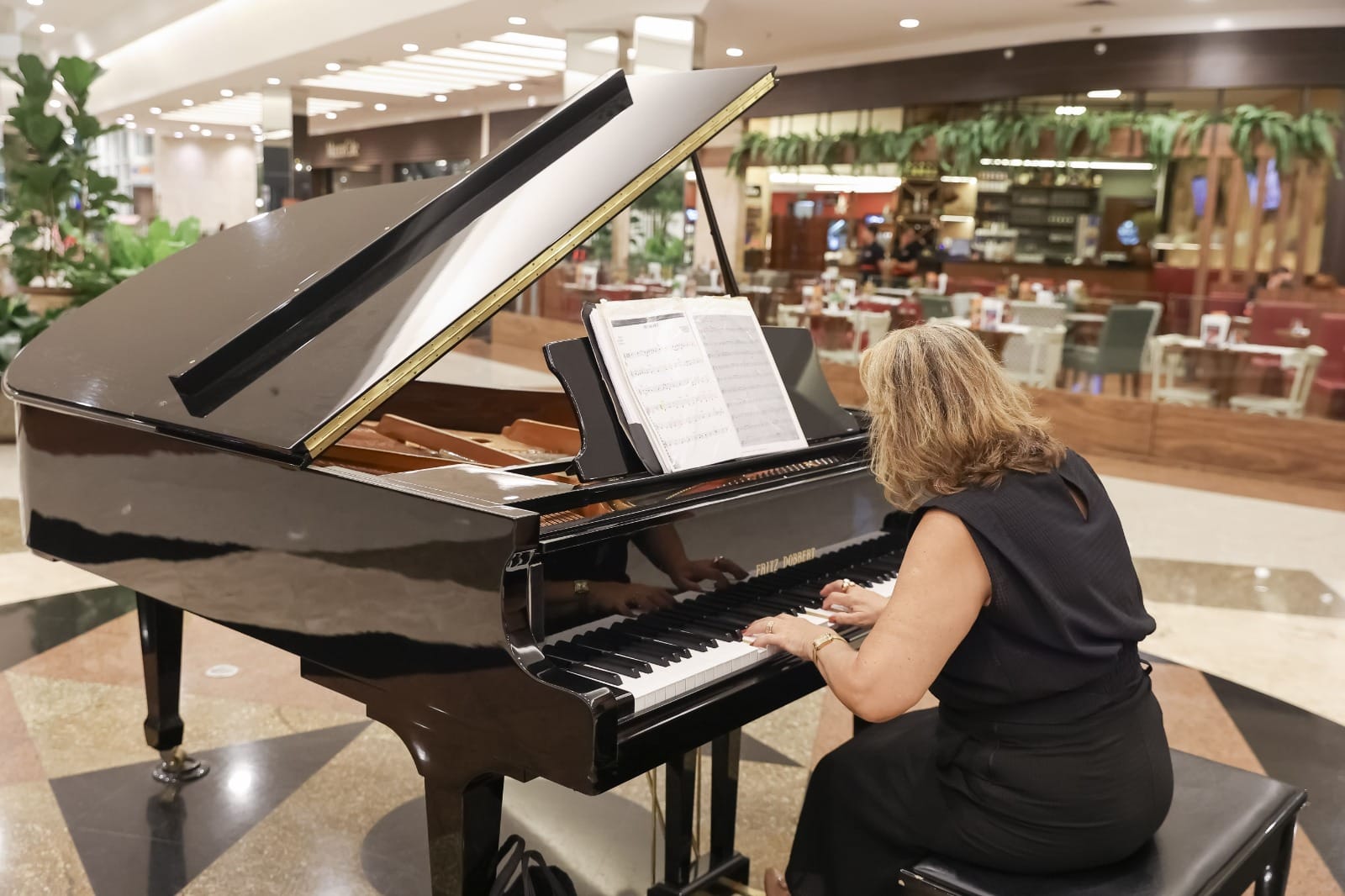 Programação de piano em Shopping ganha repertório especial para o Dia das Mães