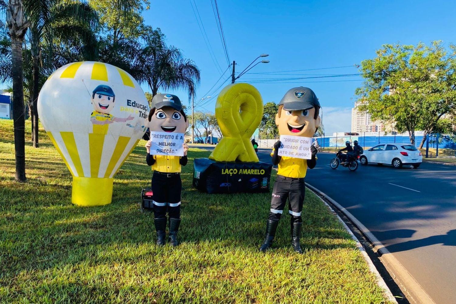 RP Mobi realiza ação educativa do Maio Amarelo na rotatória da zona Sul