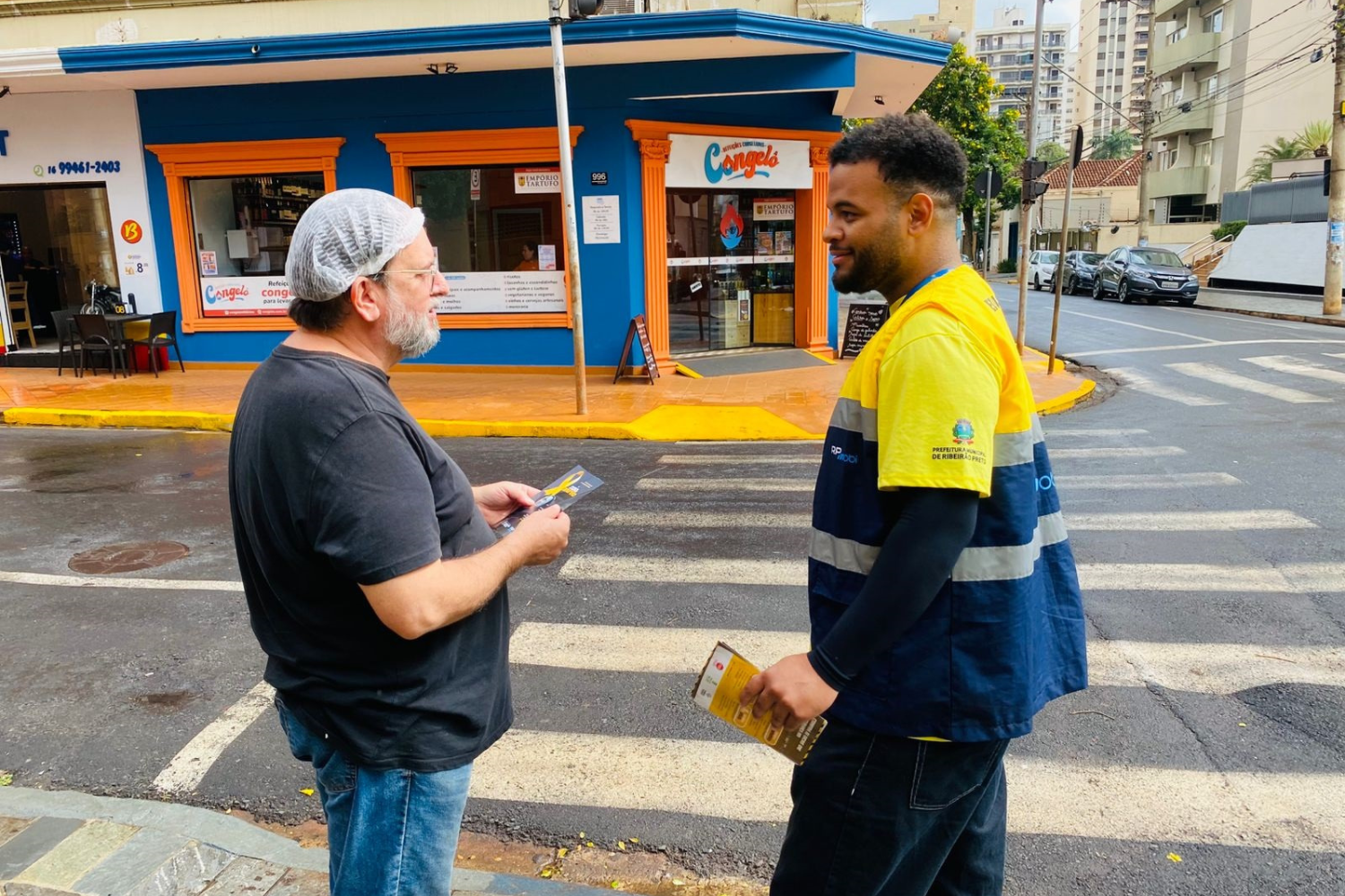 Ação educativa do Maio Amarelo leva orientações de segurança viária no centro