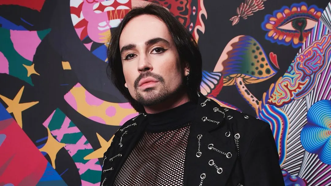 Johnny Hooker traz turnê gratuita a Ribeirão Preto com repertório que mistura MPB, pop e brega
