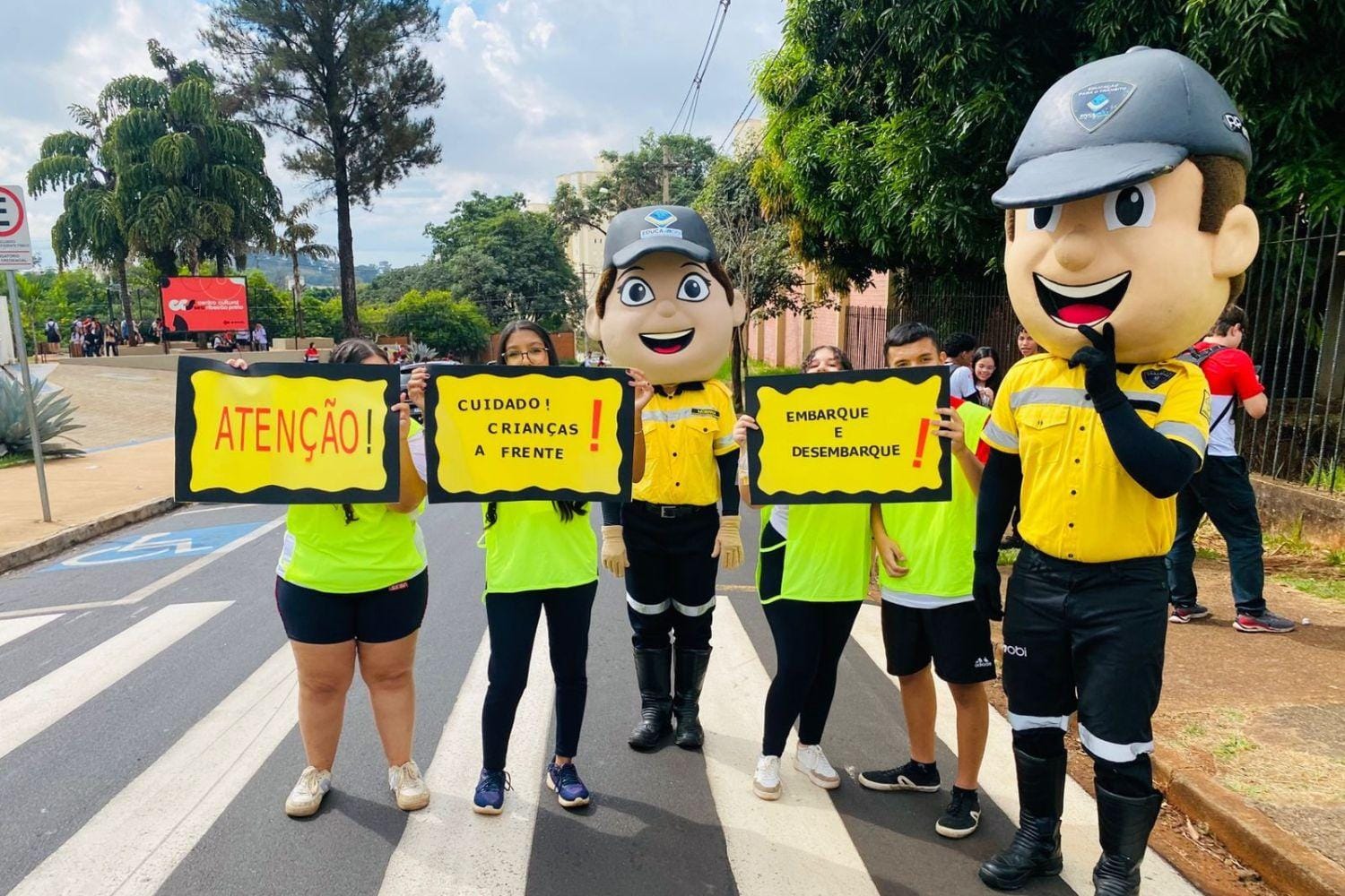 Ação educativa no SESI Castelo Branco orienta 200 pessoas sobre desembarque seguro