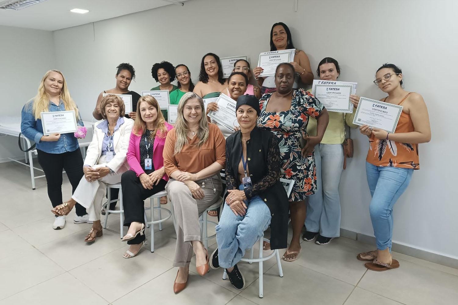 Prefeitura certifica 13 mulheres em curso de SPA dos Pés para promover autonomia e inserção profissional