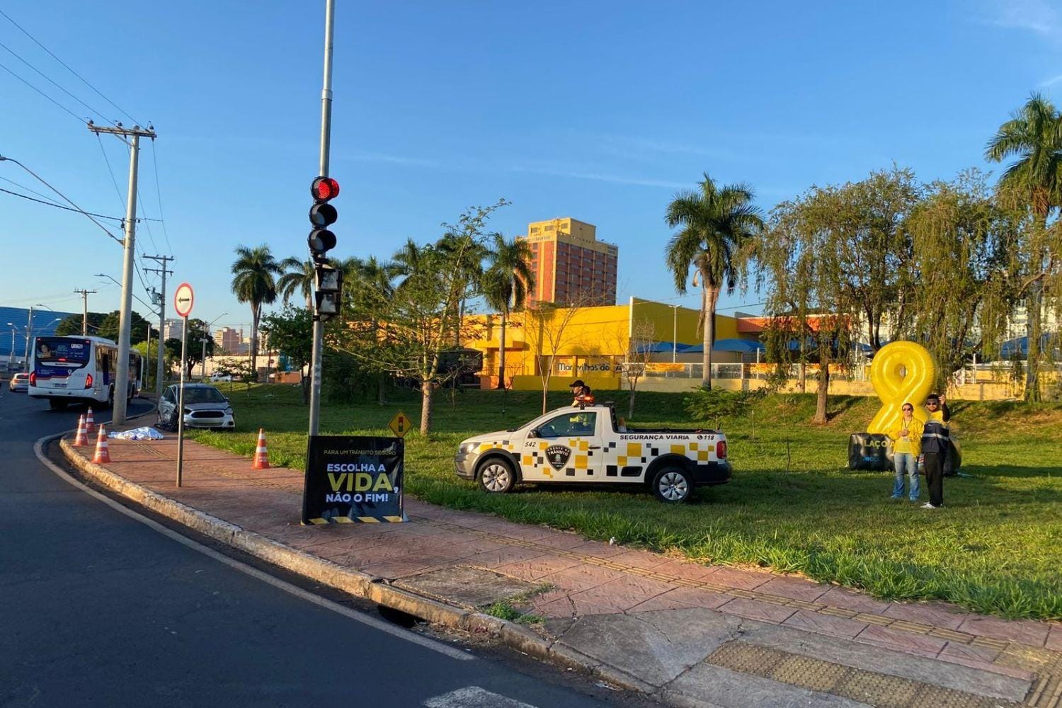 Simulação com carro destruído chama atenção para riscos no trânsito na Rotatória Amin Calil
