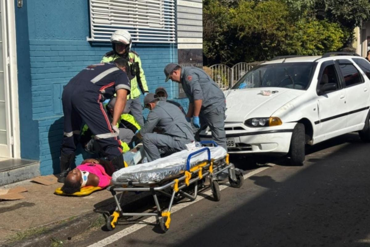 Jovem perde uma perna após carro invadir calçada no Centro de Franca