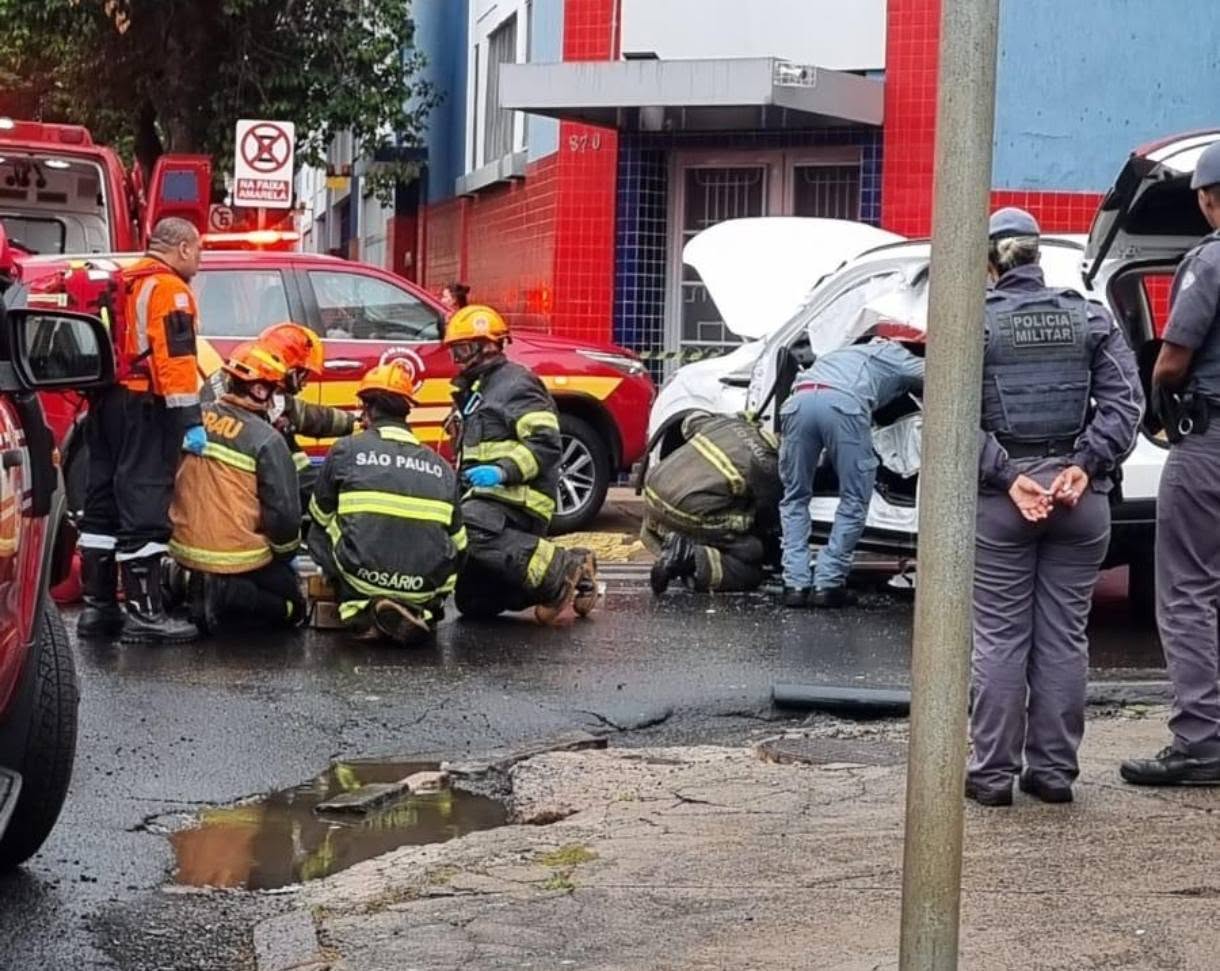 Motorista fica ferida após carro elétrico colidir com ônibus no Centro de Ribeirão Preto