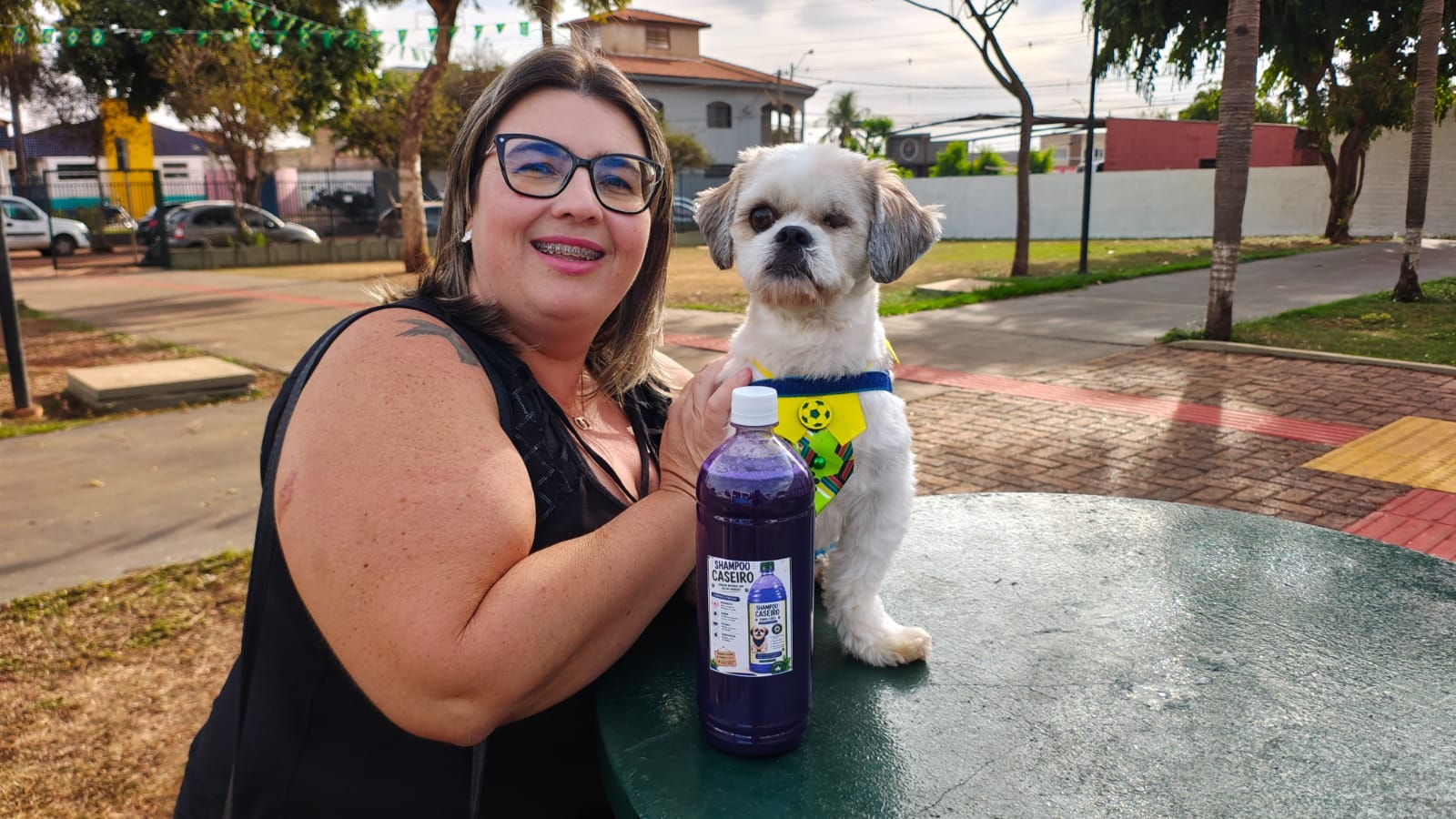 Curso gratuito de banho e tosa em Sertãozinho impulsiona primeiro negócio de moradora do Jardim Bela Vista