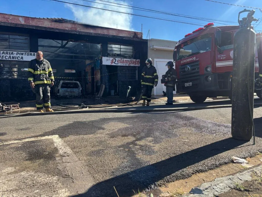 Fogo em oficina mobiliza bombeiros e deixa dono ferido ao tentar salvar cachorro em Franca