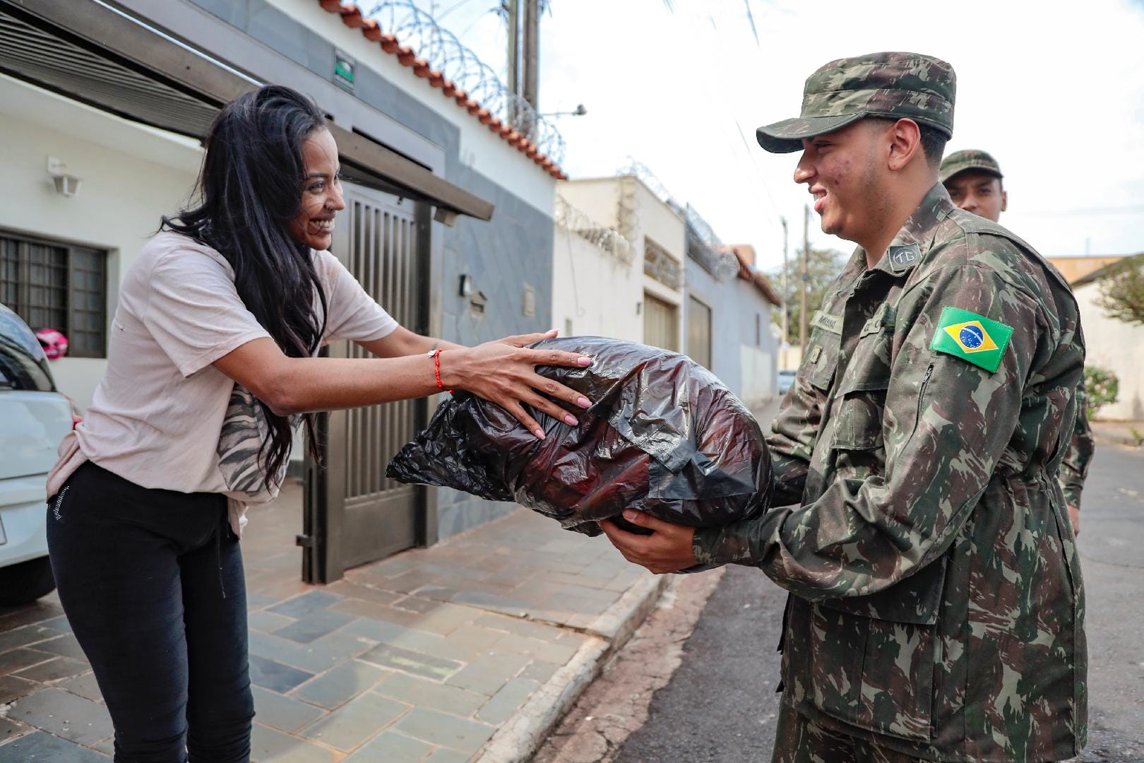 Tiro de Guerra e Fundo Social fazem Dia D da Campanha do Agasalho em oito bairros neste sábado
