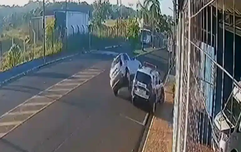 Viatura da Guarda Municipal é atingida por carro que tombou em frente à base em Bebedouro