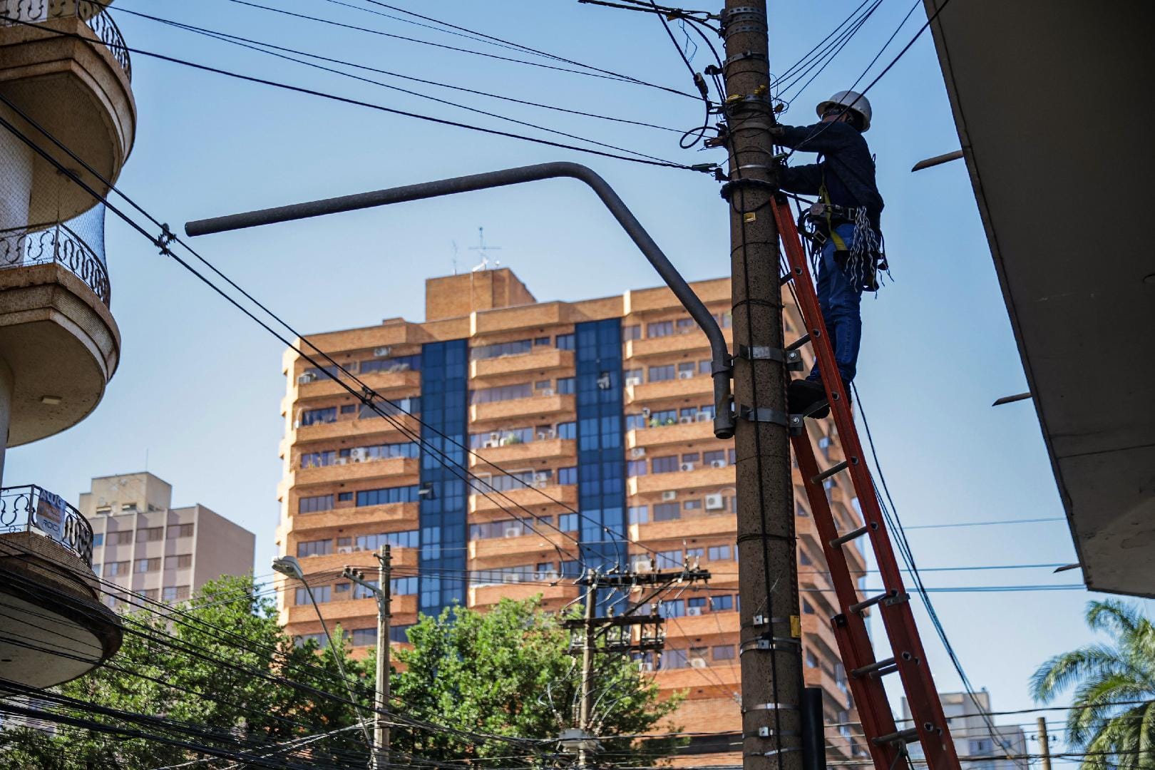 Prefeitura retira mais de 12,7 mil toneladas de fios soltos; serviços seguirão para a Avenida 13 de Maio
