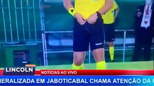 Árbitro Faz Xixi No Meio De Campo