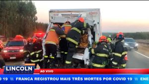 Bombeiros Trabalham Muito Para Retirar Motorista De Caminhão Das Ferragens Após Acidente
