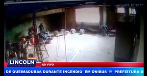 Câmera De Monitoramento Flagra Assalto Em Comércio