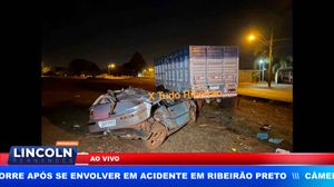 Homem Perde Controle Do Carro, Capota E Bate Na Trazeira De Uma Carreta