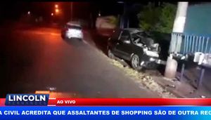 Motorista Com Sinais De Embriaguez Colide Contra Poste E Abandona Local