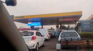 Bloqueios E Medo De Faltar Combustíveis Faz Com Que Motoristas Façam Fila Em Postos