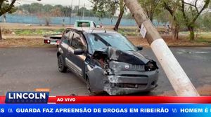 Carro Bate E Derruba Poste Na Via Norte
