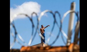 Em Franca Um Homem Ameaça A Mulher Os Vizinhos Sobe Em Um Predio E Dá Trabalho Para A Pm