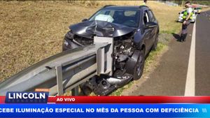 Motorista Perde Controle De Carro Em Rodovia E Bate Em Guardrail