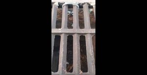 Para Evitar Furto Cadeados Com Cabo De Aço São Colocados  Em Tampa De Bueiro