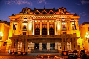 Theatro Pedro Ii Tem Fachada Iluminada De Amarelo Em Prevenção Ao Suicídio