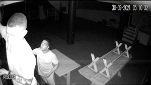 Flagrante: Câmeras Mostram Invasão À Área De Lazer No Ipiranga