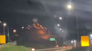 Anel Viário Sul Em Clima De Balada, Defeito Faz Com Que As Luzes Pisquem Intermitente