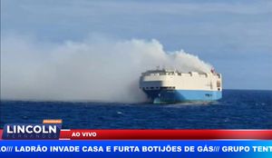 Navio Cargueiro Com 3,9 Mil Carros De Luxo Pega Fogo No Oceano Atlântico