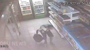 Bandido Invade Padaria E Engatinha Para Não Ser Flagrado