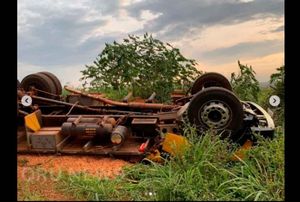 Caminhão Carregado De Amendoim Capota No Trevo De Dumont-Sp
