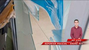 Mulher É Levada Para Delegacia Acusada De Quebrar Vidro Da Upa Norte