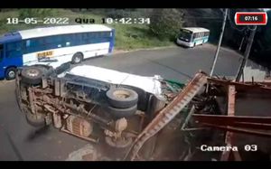 Caminhão De Lixo Atinge Casa E Tomba Em Matão