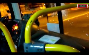 Ônibus Do Transporte Coletivo É Alvo De Vandalismo